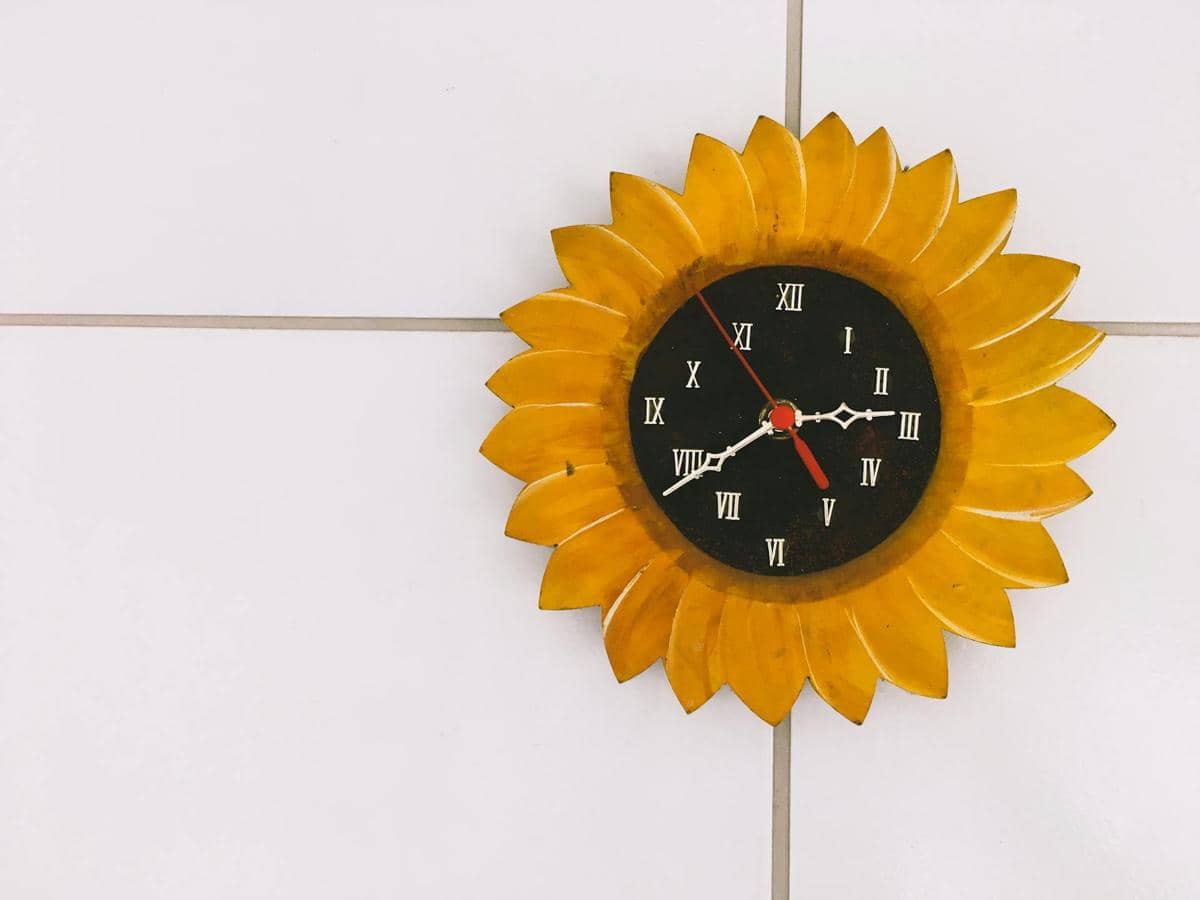 ilustrasi jam dinding