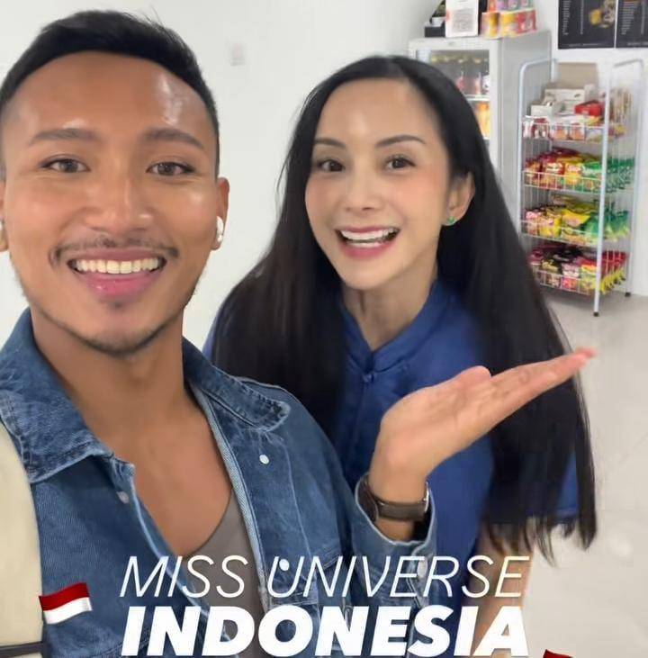 potret Kirana Larasati latihan catwalk dengan coach internasional