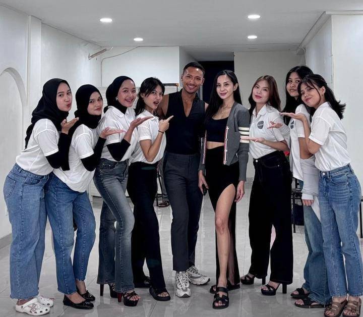 potret Kirana Larasati latihan catwalk dengan coach internasional