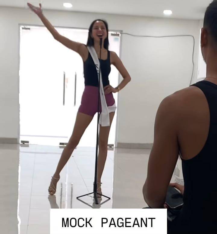 potret Kirana Larasati latihan catwalk dengan coach internasional