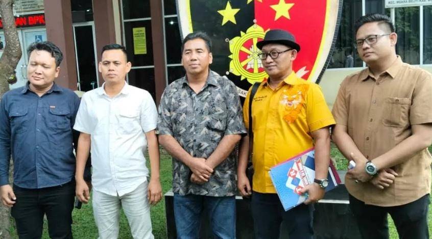 Anggota DPRD Musi Rawas IN bersama kuasa hukumnya saat mendatangi Polres Musi Rawas. (Dok. Istimewa)