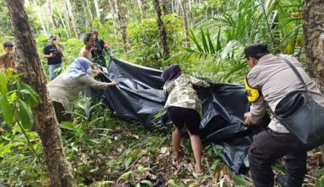 Mayat petani di OKU Timur dievakuasi dari kebun. (Dok. Polsek Belitang II)