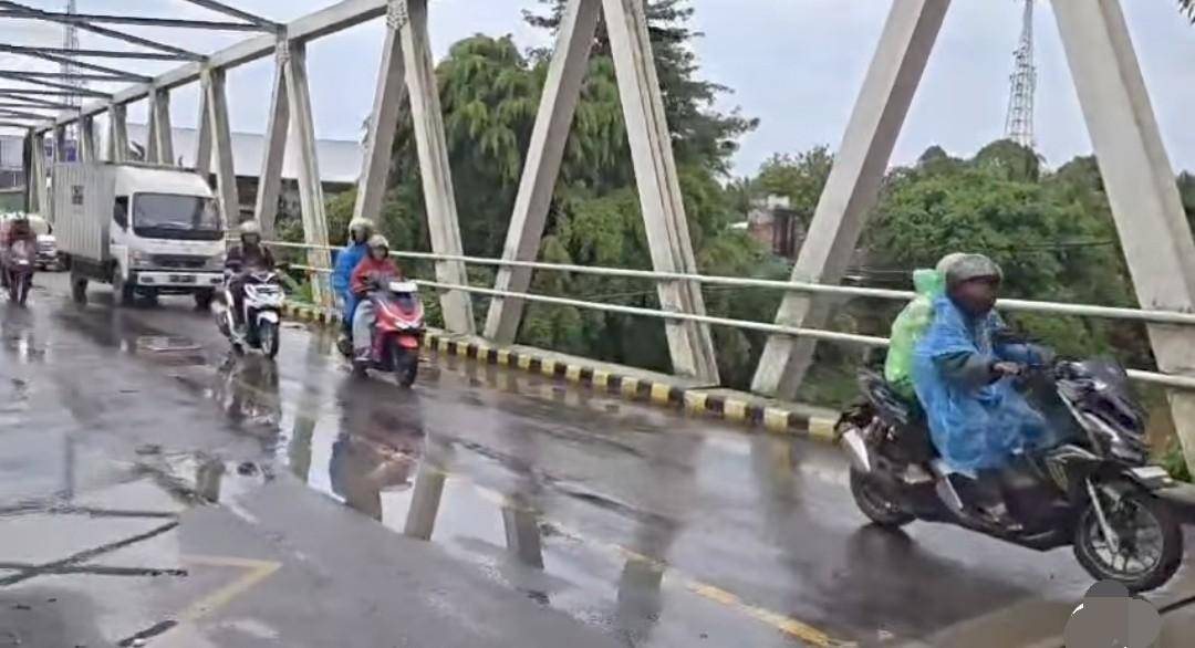 Kondisi baju jembatan Muara Beliti yang longsor. (Dok. Satlantas Polres Musi Rawas)