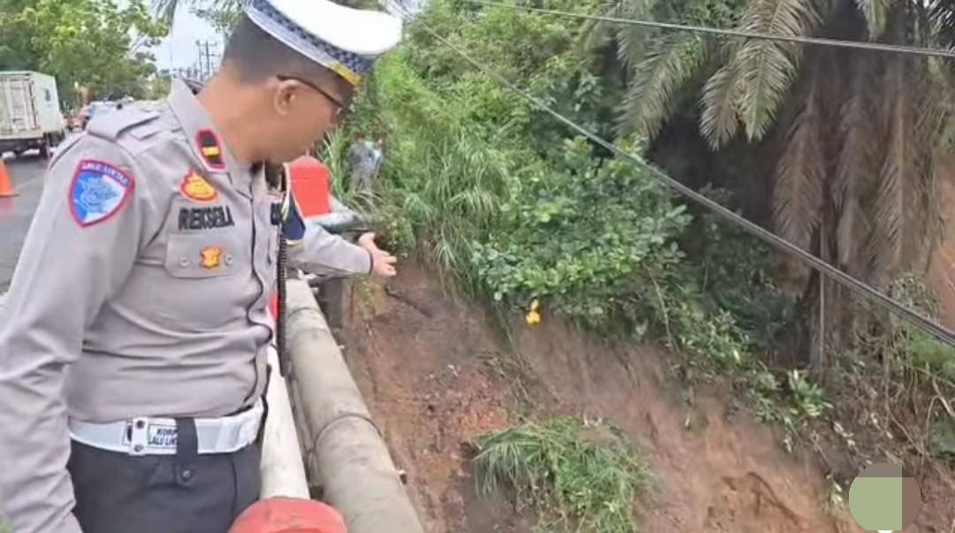 Kondisi baju jembatan Muara Beliti yang longsor. (Dok. Satlantas Polres Musi Rawas)
