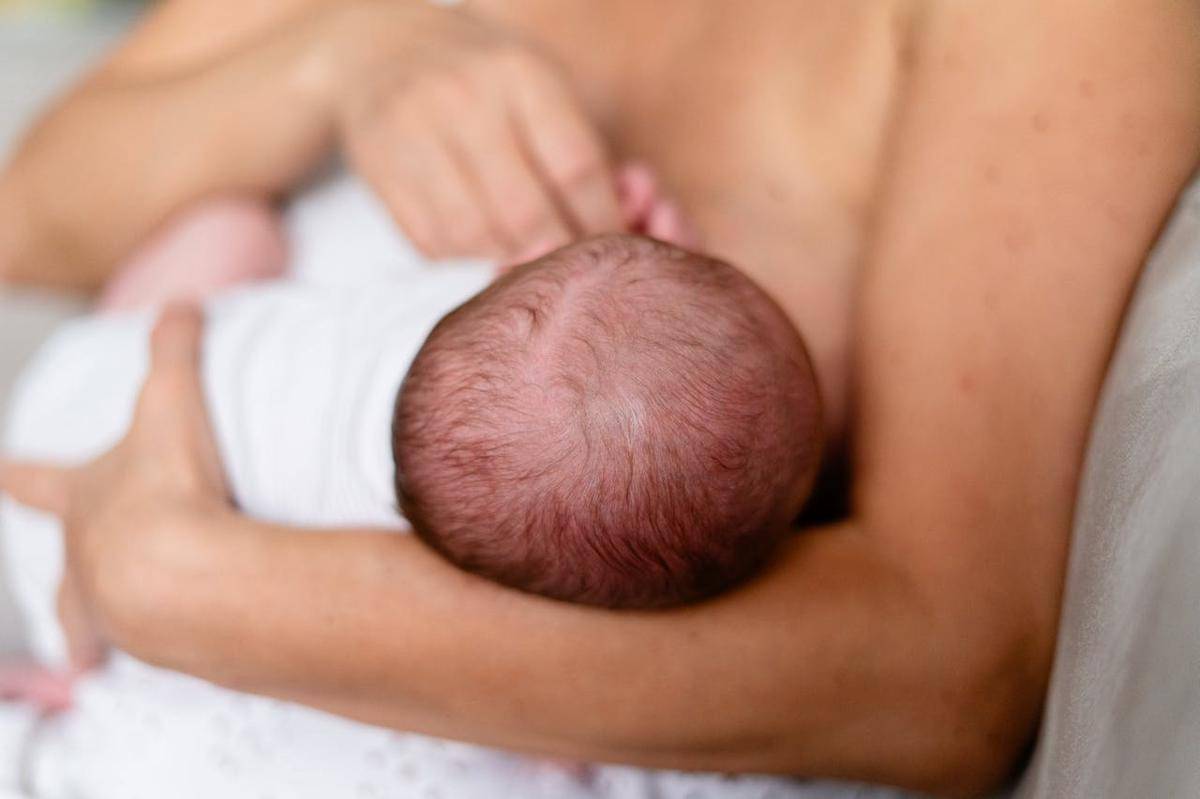 ilustrasi posisi menyusui bayi (pexels.com/Greta Fotografía)