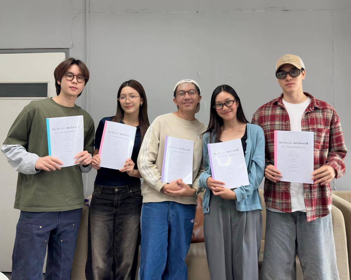 potret bersama sutradar dan pemain MuTeLuv: Not My Father