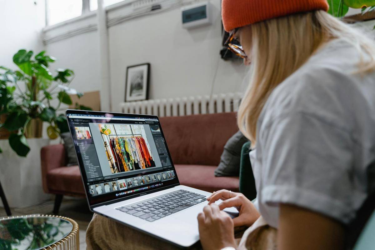 ilustrasi proses editing konten