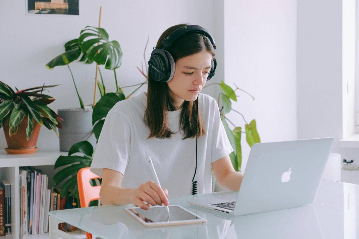 ilustrasi mengerjakan desain digital (pexels.com/Anna Shvets)