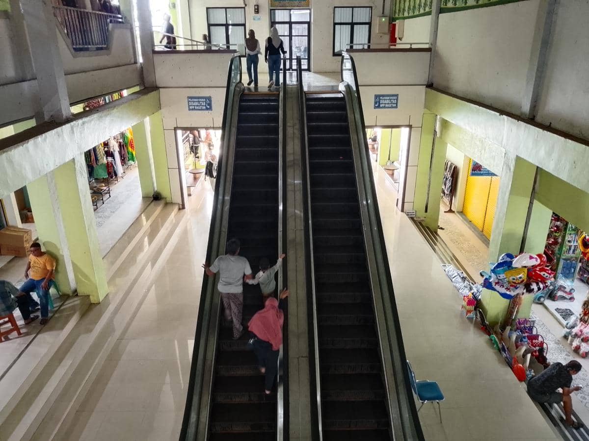 Eskalator menuju Mal Pelayanan Publik (MPP) di Pasar Baru Magetan tempat lansia terjatuh. IDN Times/Riyanto.