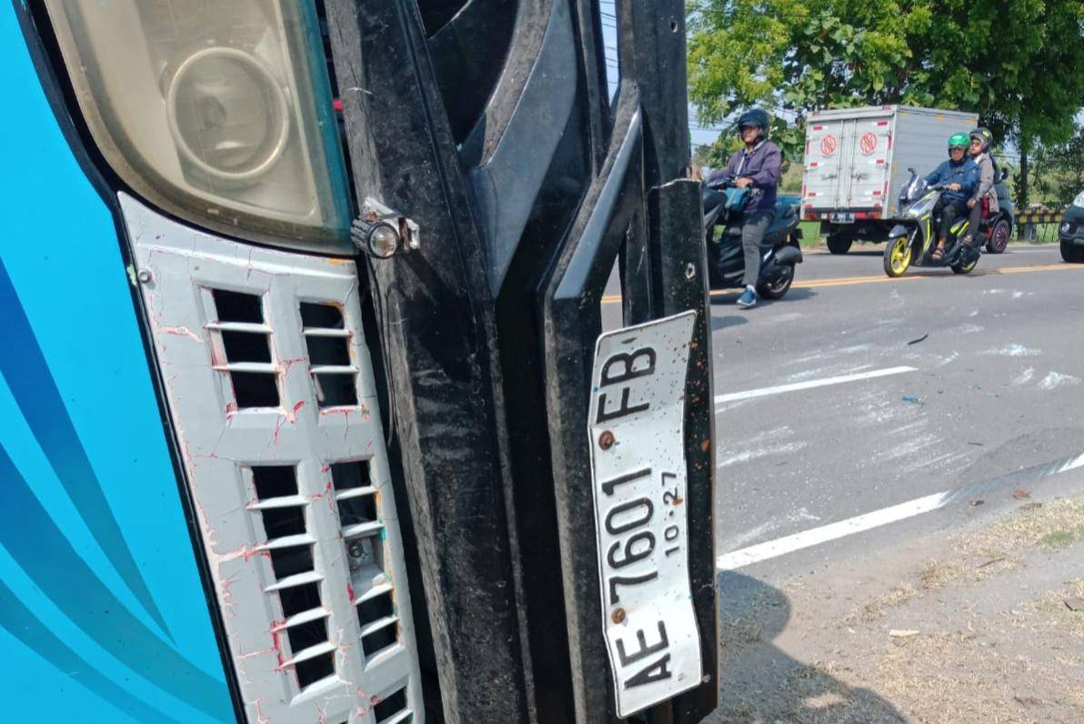 Elf AE 7601 FB mengangkut 27 santri terguling di Jalan Raya Surabaya–Madiun, desa Garon, Kecamatan Balerejo. IDN Times/Riyanto.