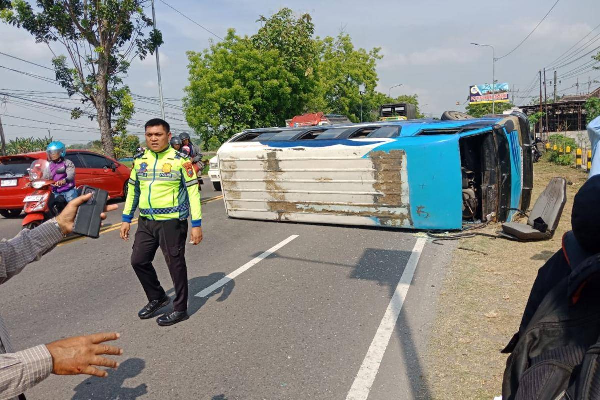 Elf AE 7601 FB mengangkut 27 santri terguling di Jalan Raya Surabaya–Madiun, desa Garon, Kecamatan Balerejo. IDN Times/Riyanto.
