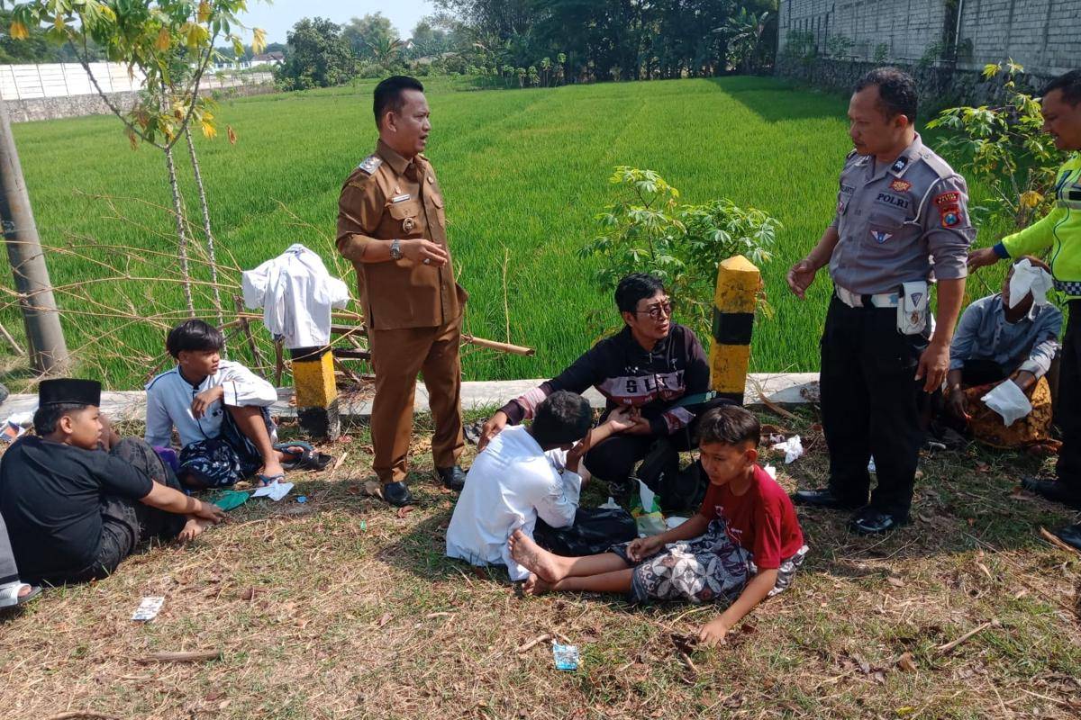Elf AE 7601 FB mengangkut 27 santri terguling di Jalan Raya Surabaya–Madiun, desa Garon, Kecamatan Balerejo. IDN Times/Riyanto.