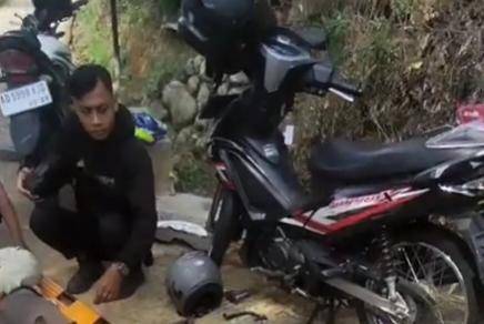 Dua sepeda motor dan mobil pikap terlibat kecelakaan beruntun di Jalan Raya Ngawi–Ngrambe, tepatnya di Desa Wakah, Kecamatan Ngrambe. IDN Times/Istimewa.