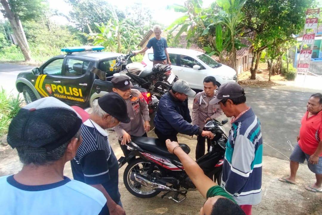 Dua sepeda motor dan mobil pikap terlibat kecelakaan beruntun di Jalan Raya Ngawi–Ngrambe, tepatnya di Desa Wakah, Kecamatan Ngrambe. IDN Times/Istimewa.