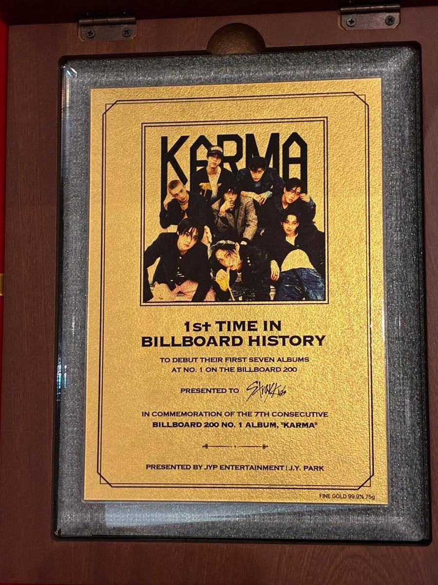potret Stray KIds terima plakat emas dari JYP (instagram.com/realstraykids)