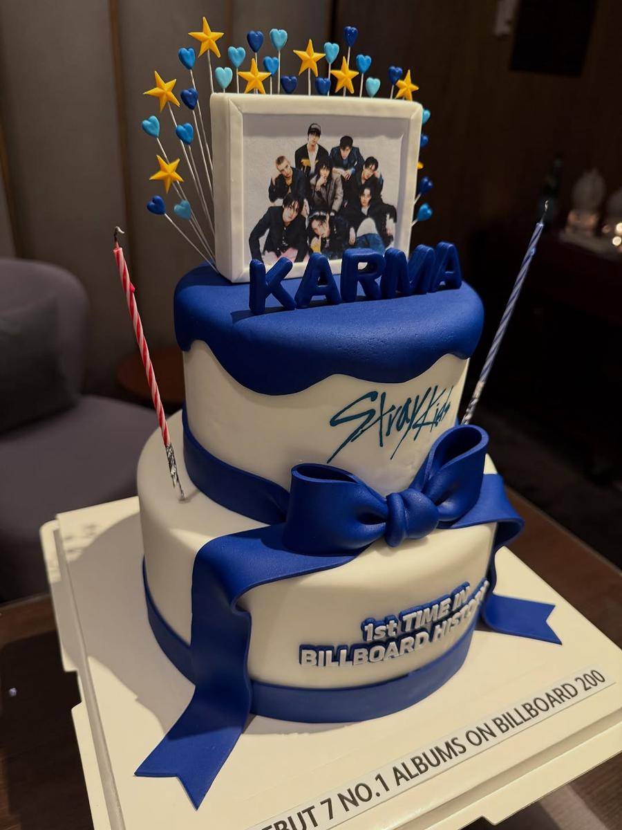 potret Stray KIds terima plakat emas dari JYP (instagram.com/realstraykids)