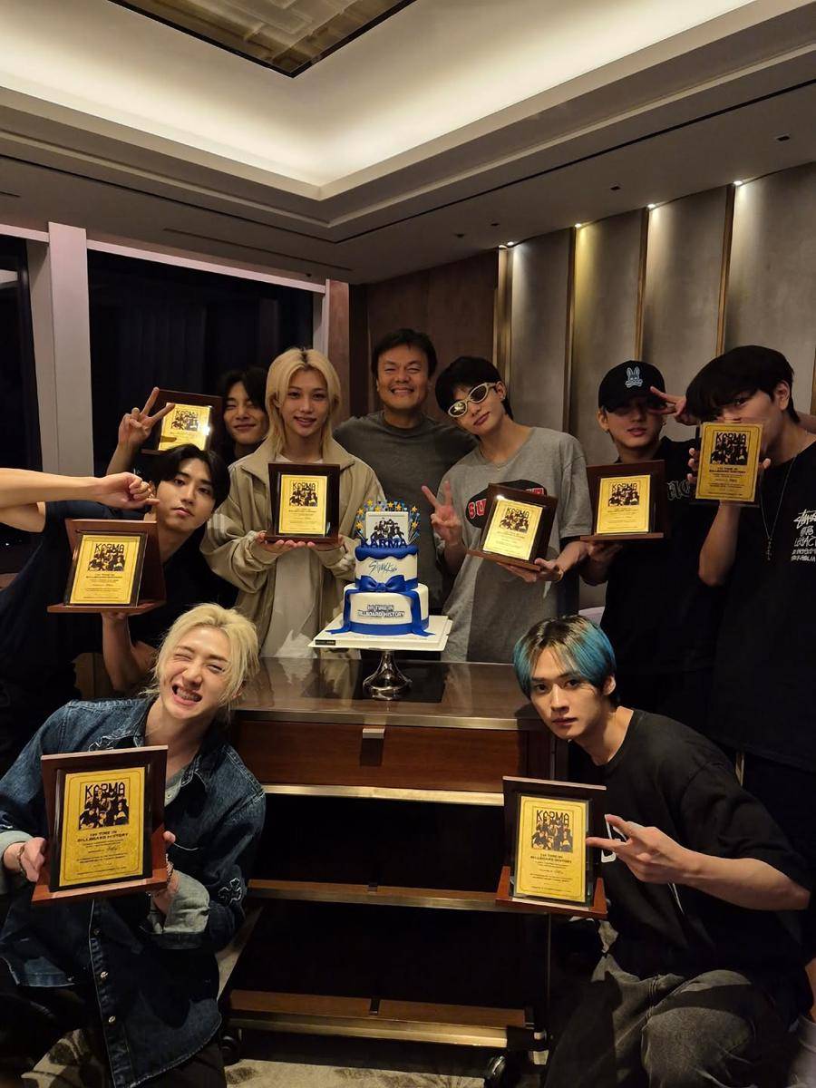potret Stray KIds terima plakat emas dari JYP (instagram.com/realstraykids)
