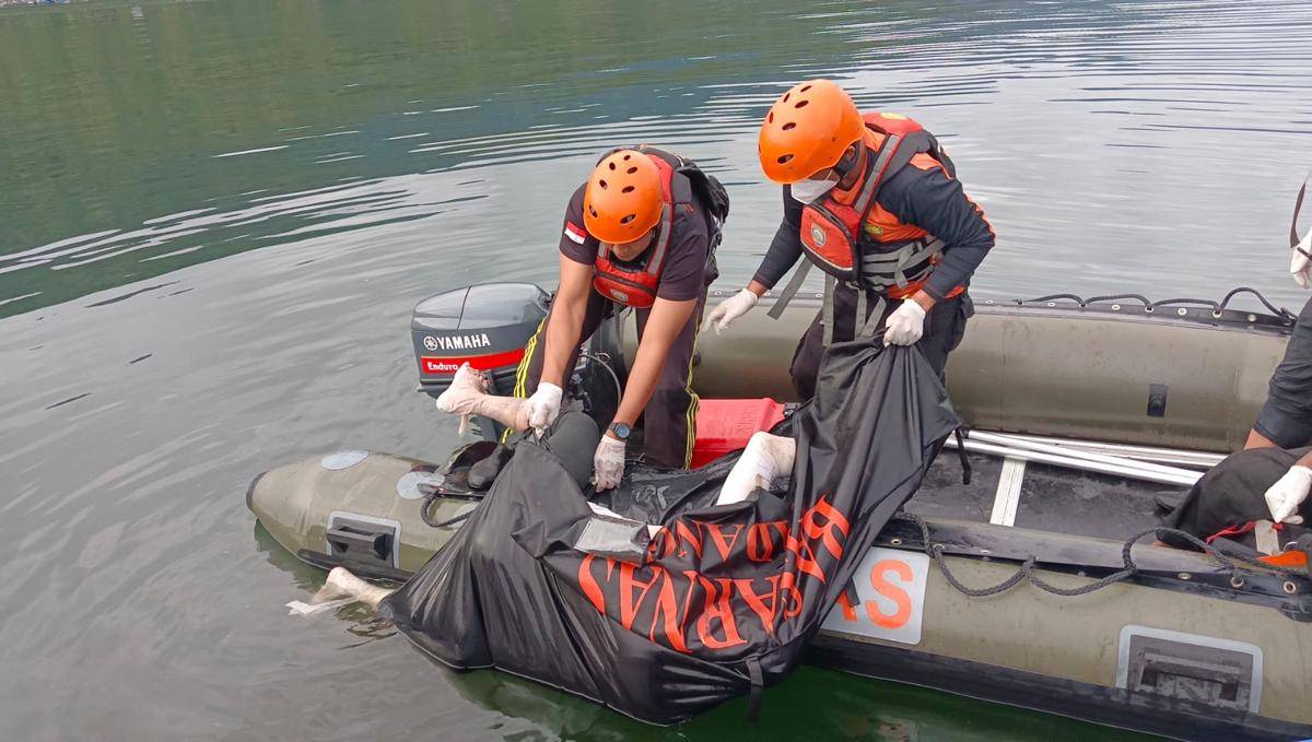 Tim Basarnas mengevakuasi jasad korban yang hilang di Danau Maninjau (Foto: Basarnas Padang)