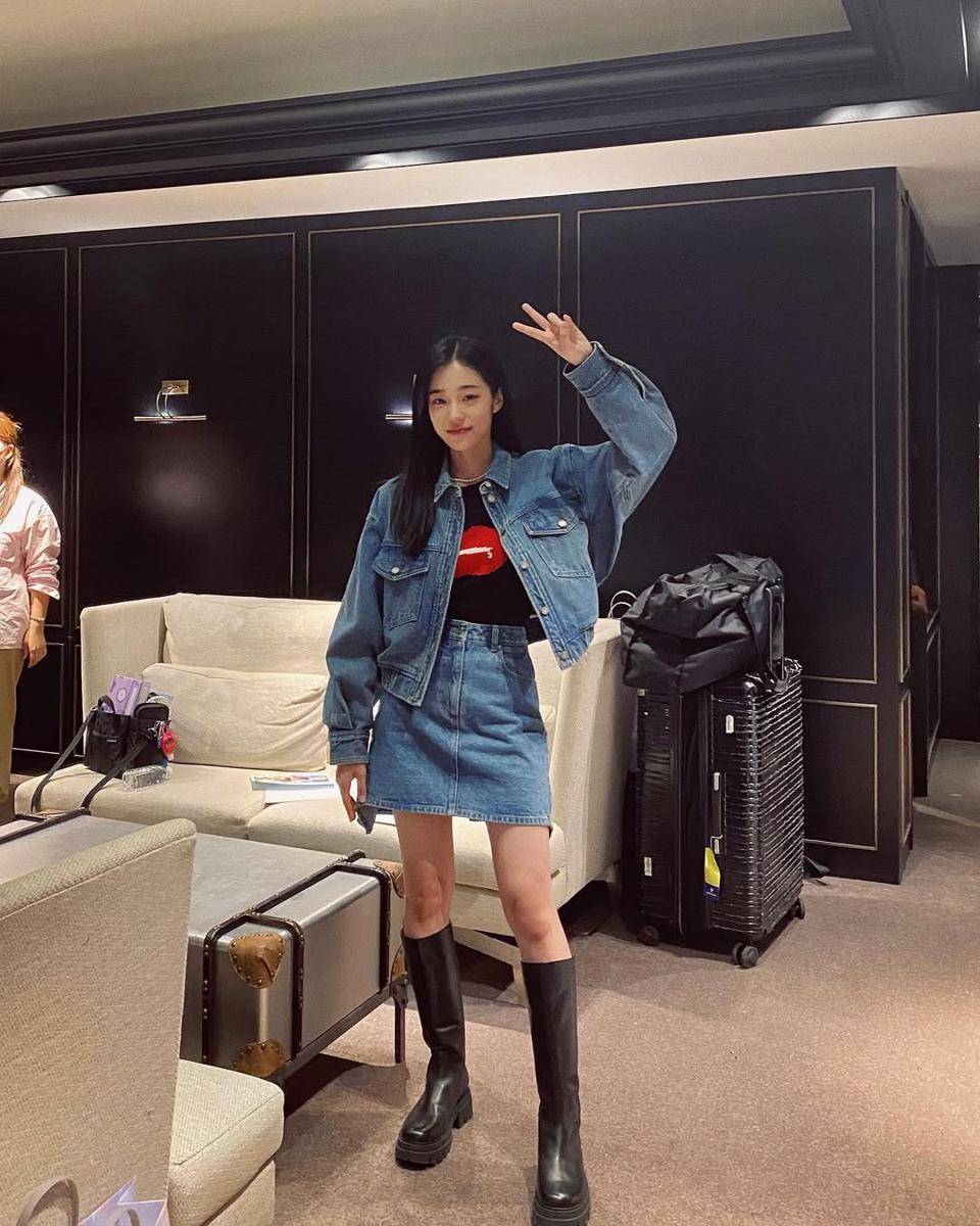gaya fashion edgy Roh Yoon Seo (instagram.com/rohyoonseo)