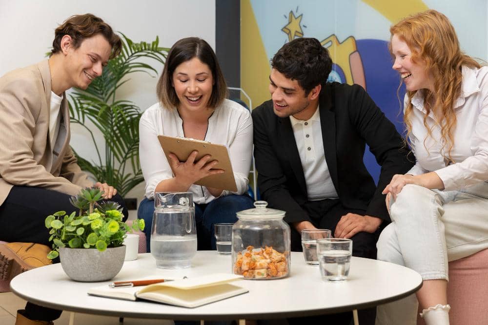 ilustrasi berdiskusi dengan rekan kerja