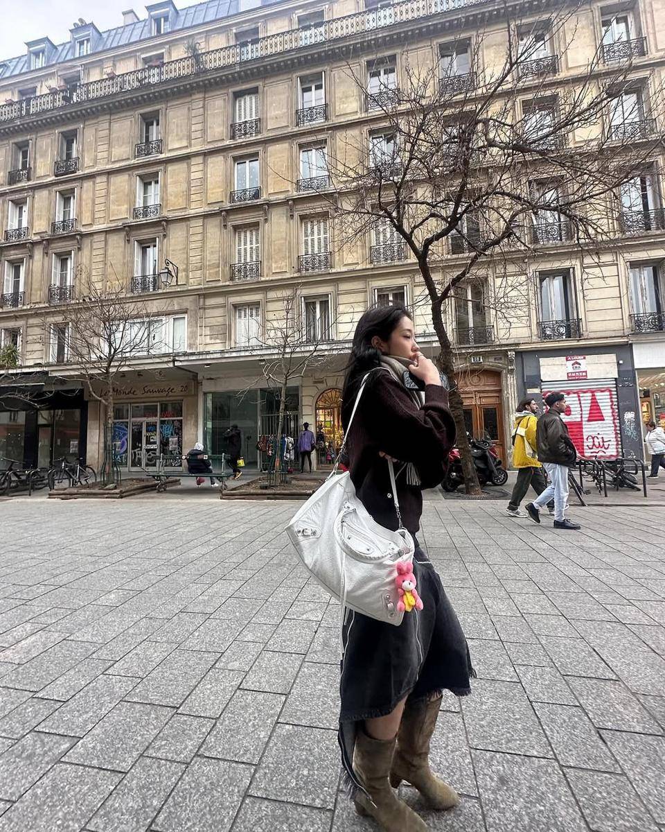 gaya fashion edgy Roh Yoon Seo (instagram.com/rohyoonseo)