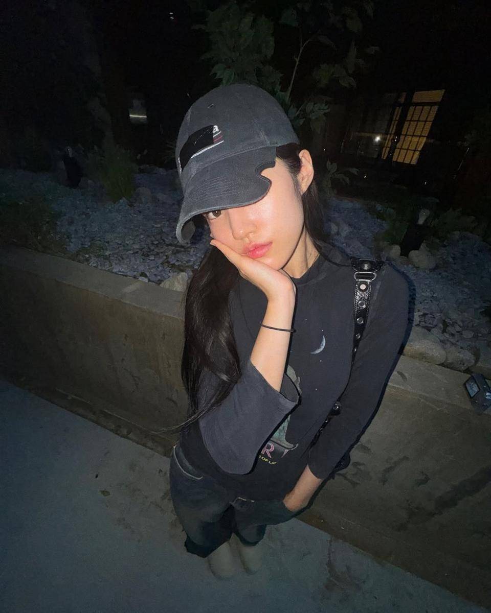 gaya fashion edgy Roh Yoon Seo (instagram.com/rohyoonseo)