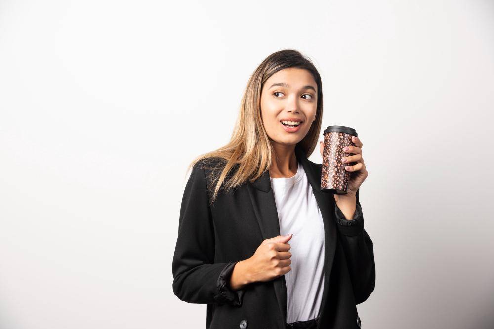 ilustrasi perempuan minum