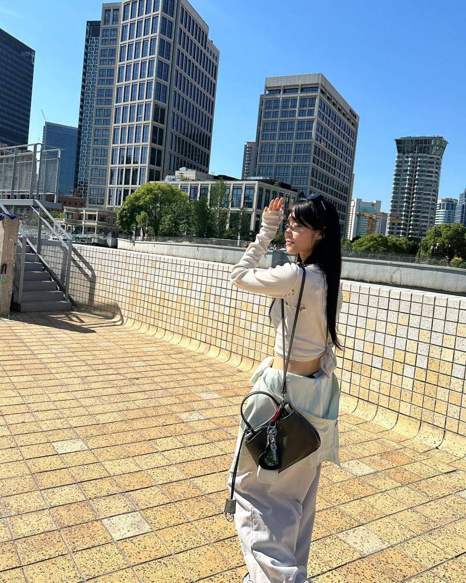 outfit streetwear ala Roh Yoon Seo (instagram.com/rohyoonseo)