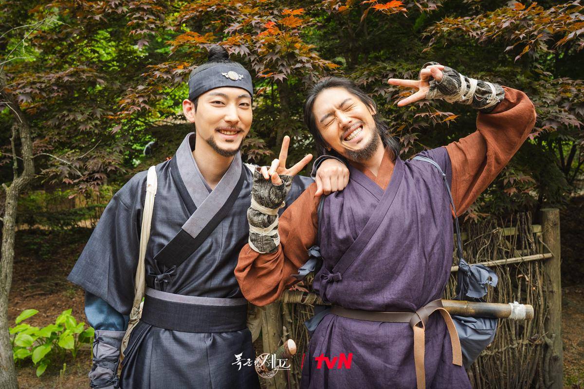 Park Young Woon dan Lee Joo Ahn di balik layar drama Bon Appetit, Your Majesty (dok. tvN/Bon Appetit, Your Majesty)