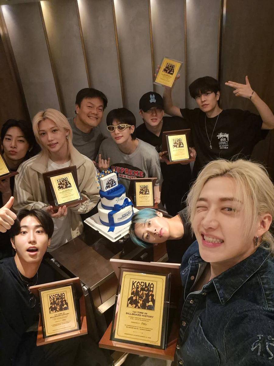 potret Stray KIds terima plakat emas dari JYP (instagram.com/realstraykids)