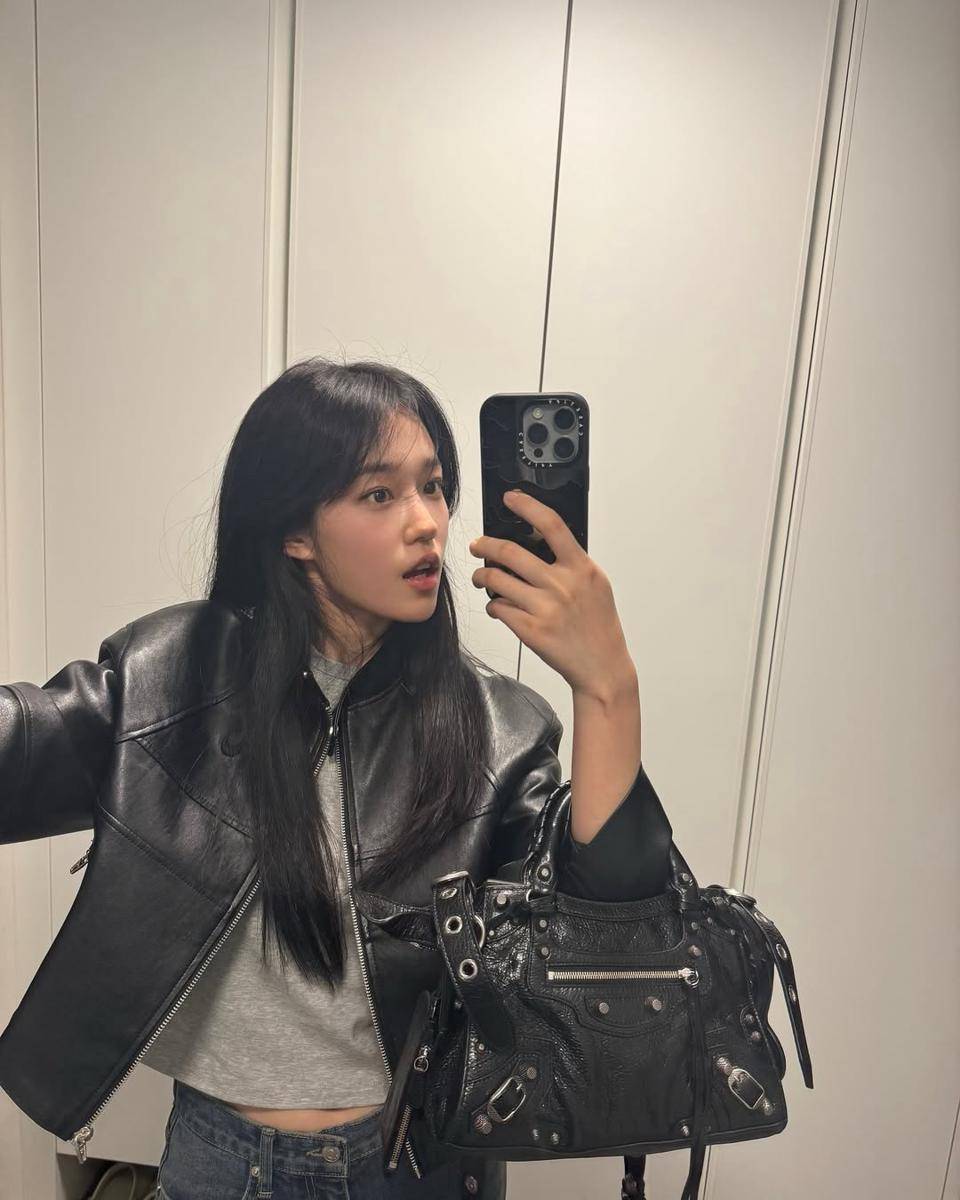 gaya fashion edgy Roh Yoon Seo (instagram.com/rohyoonseo)