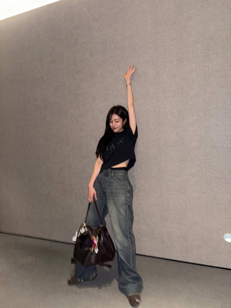 gaya fashion edgy Roh Yoon Seo (instagram.com/rohyoonseo)
