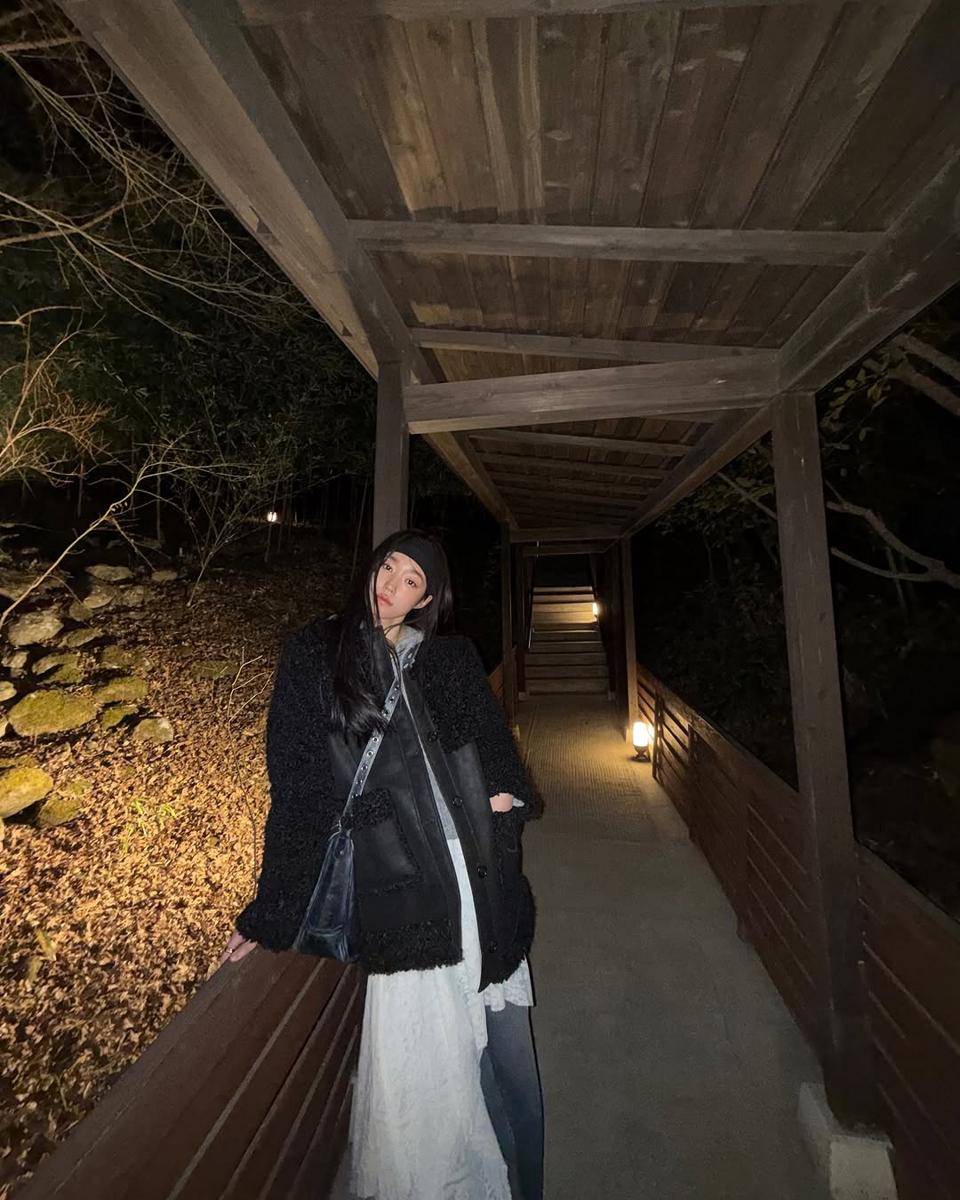 gaya fashion edgy Roh Yoon Seo (instagram.com/rohyoonseo)