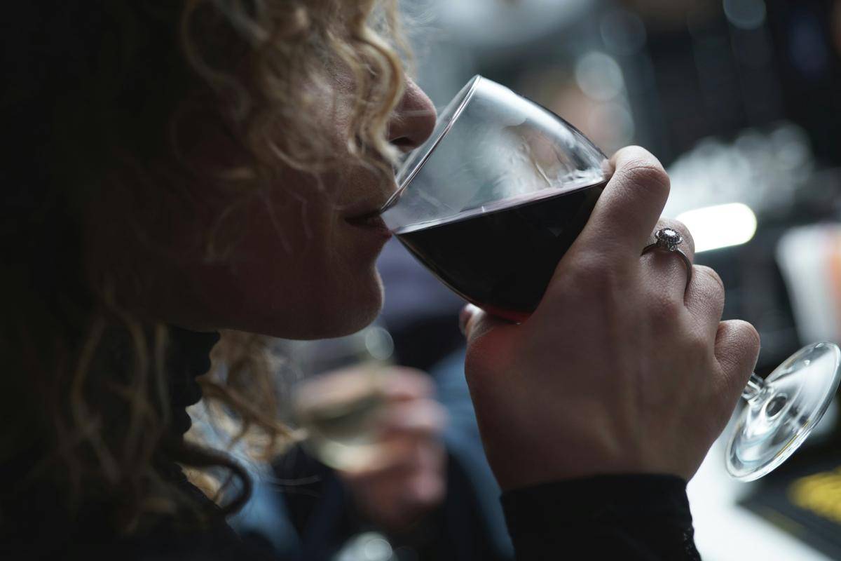 Sommelier (unsplash.com/@lucidistortephoto)