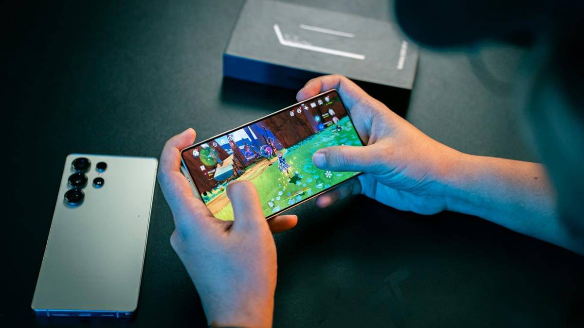 Ilustrasi orang sedang bermain game online