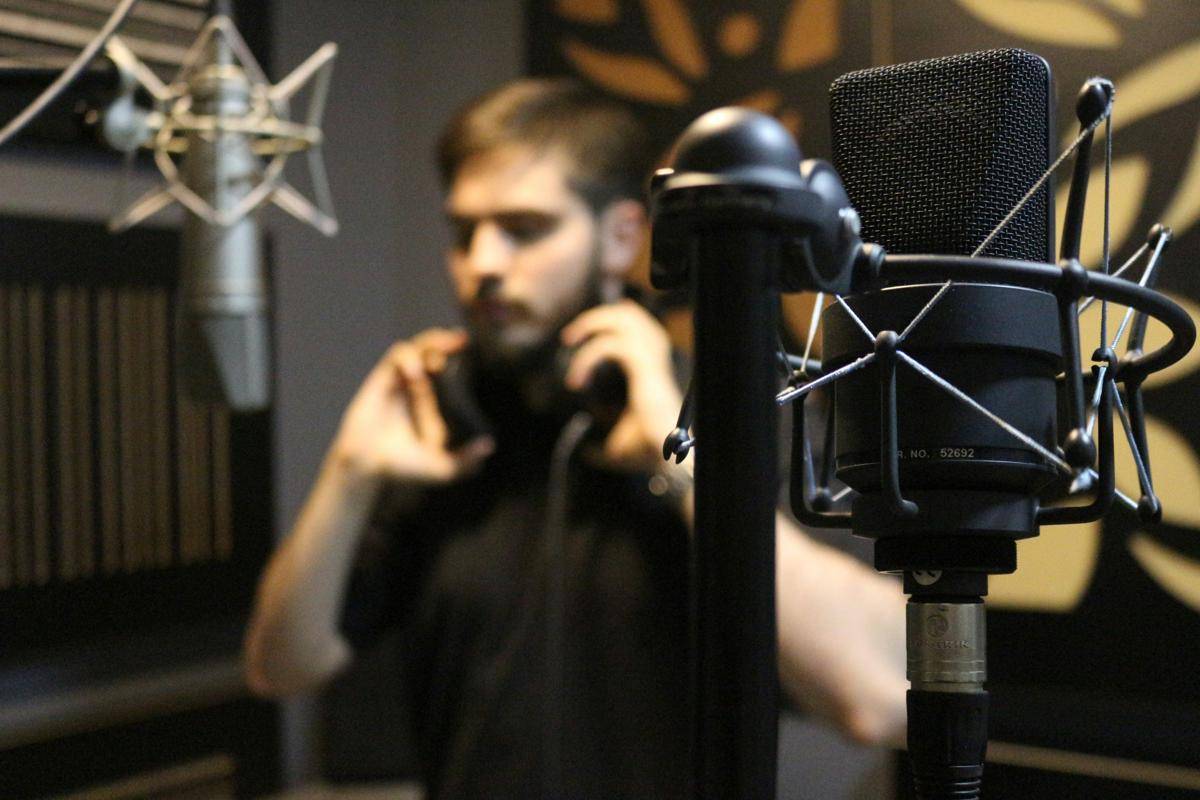 ilustrasi voice over artist (unsplash.com/@llane_a)