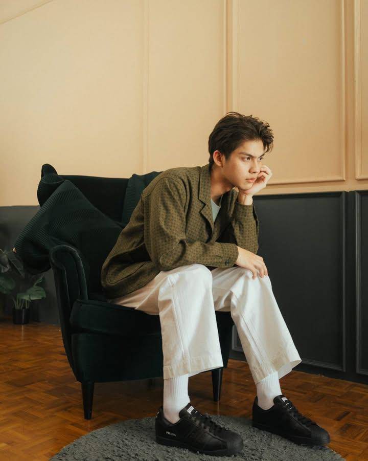styling white pants ala Bright Vachirawit (instagram.com/bbrightvc)
