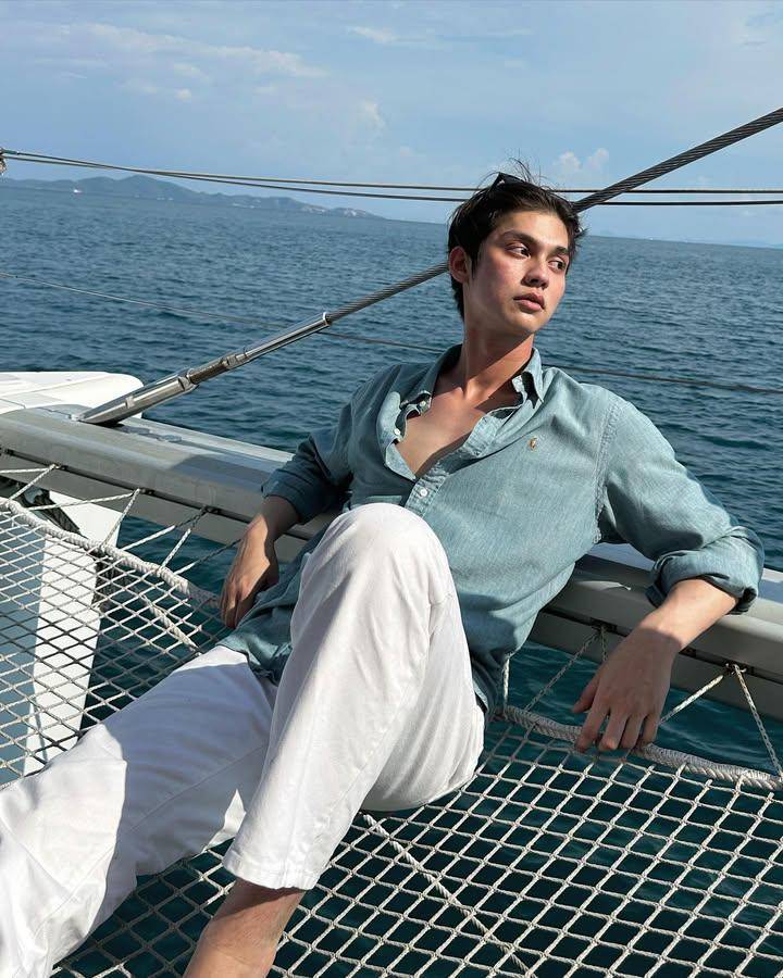 styling white pants ala Bright Vachirawit (instagram.com/bbrightvc)