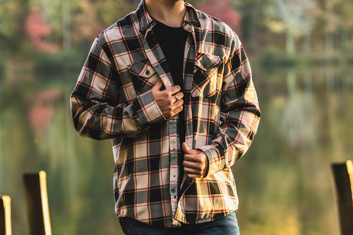 ilustrasi pria dengan kemeja flannel (unsplash.com/Coleman Glover)