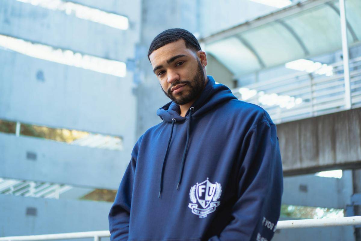 ilustrasi pria dengan hoodie (unsplash.com/Dave Smith)