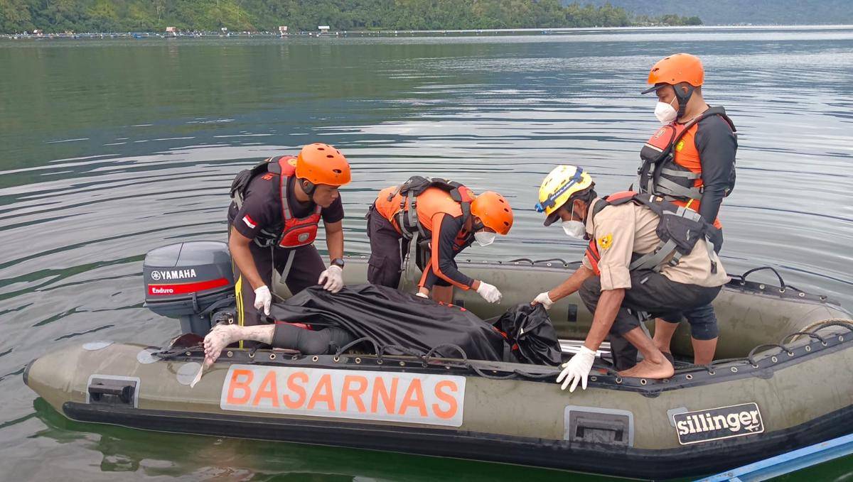 Tim Basarnas mengevakuasi jasad korban yang hilang di Danau Maninjau (Foto: Basarnas Padang)