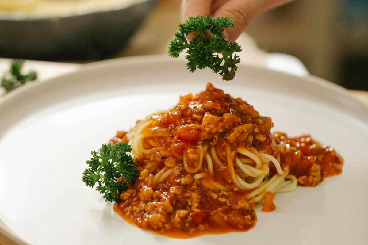ilustrasi spageti tuna tomat