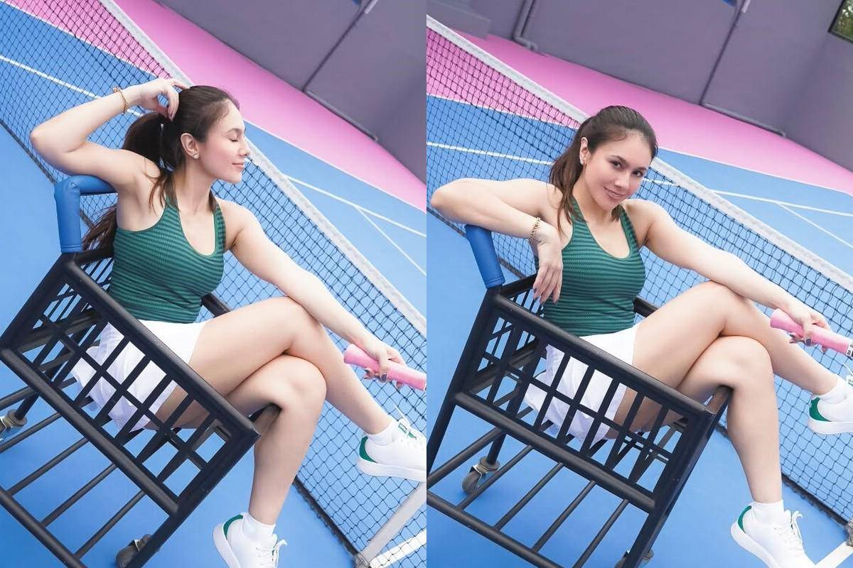 pose Wulan Guritno di atas troli bola tenis