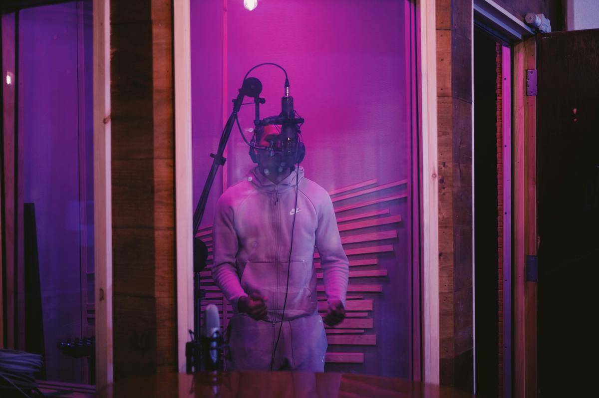 ilustrasi voice over artist (unsplash.com/@gcowie)