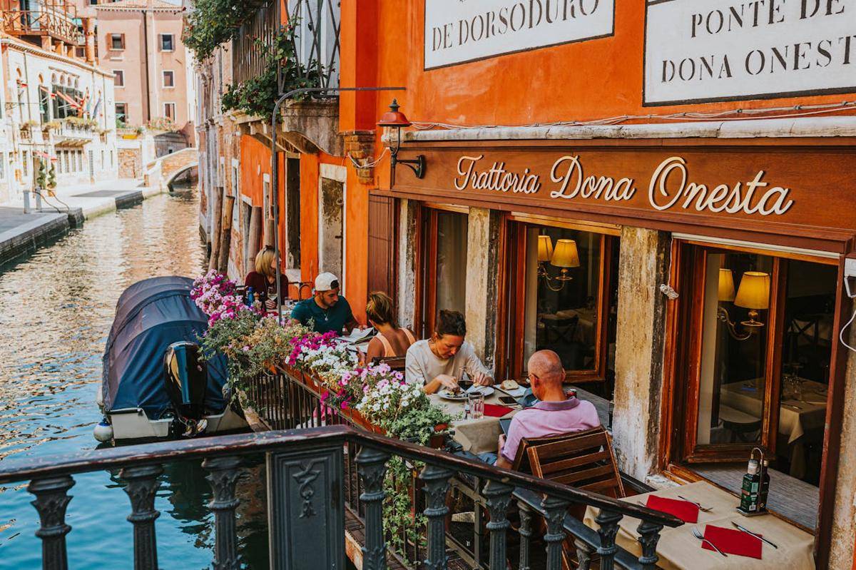 ilustrasi kafe di Venesia, Italia (pexels.com/Helena Jankovičová Kováčová)