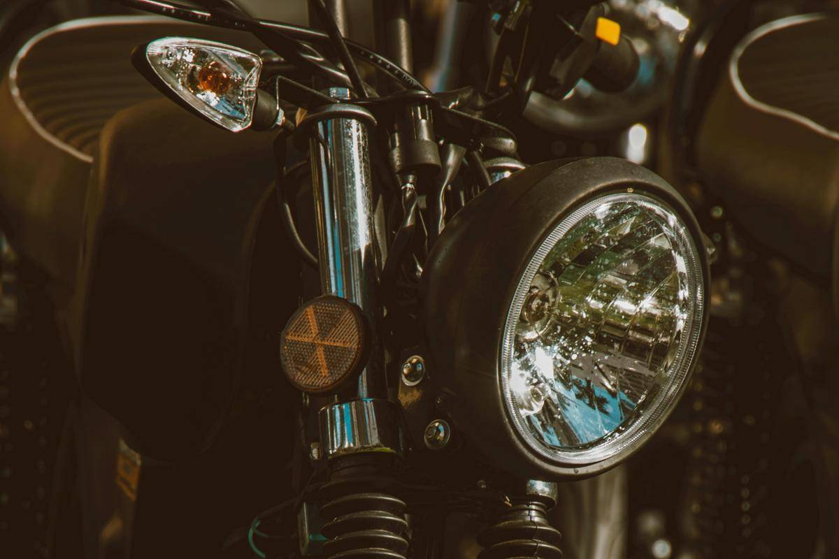ilustrasi stang motor (pexels.com/Jess Loiterton)