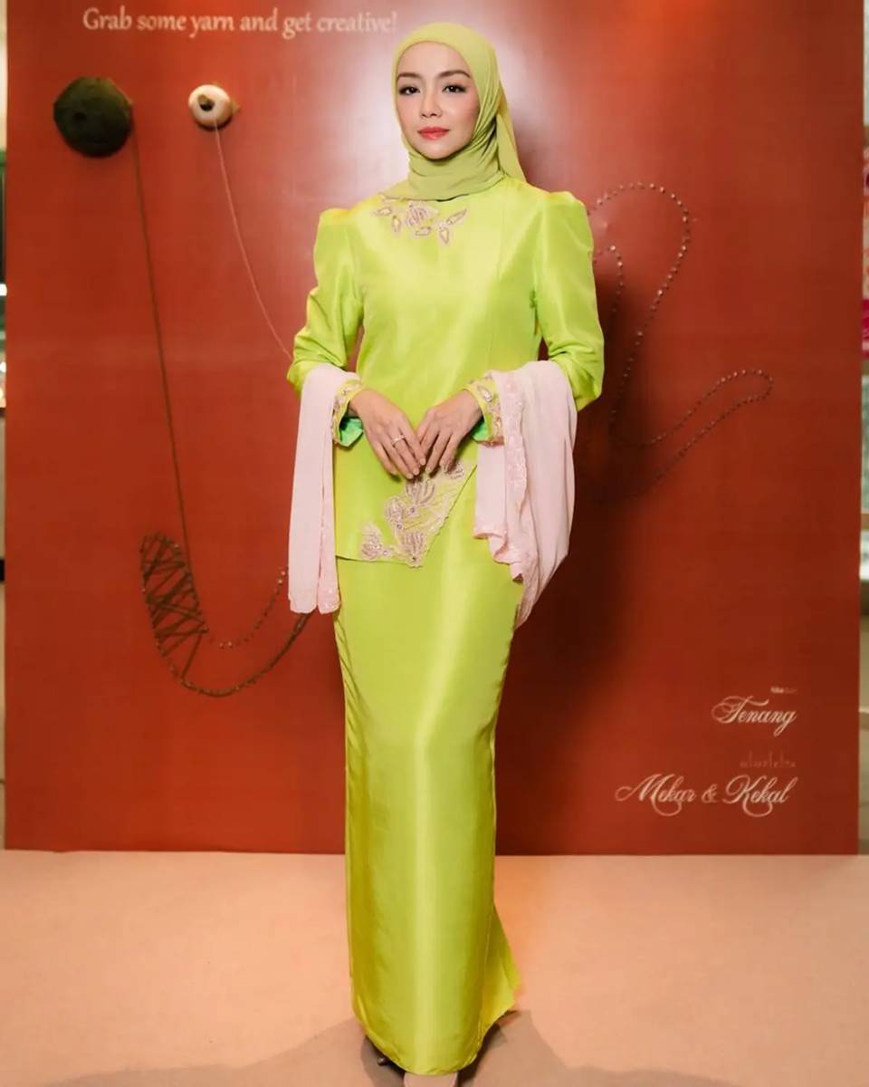 potret ide OOTD hijab pakai baju kurung ala Mira Filzah (instagram.com/mfmirafilzah)