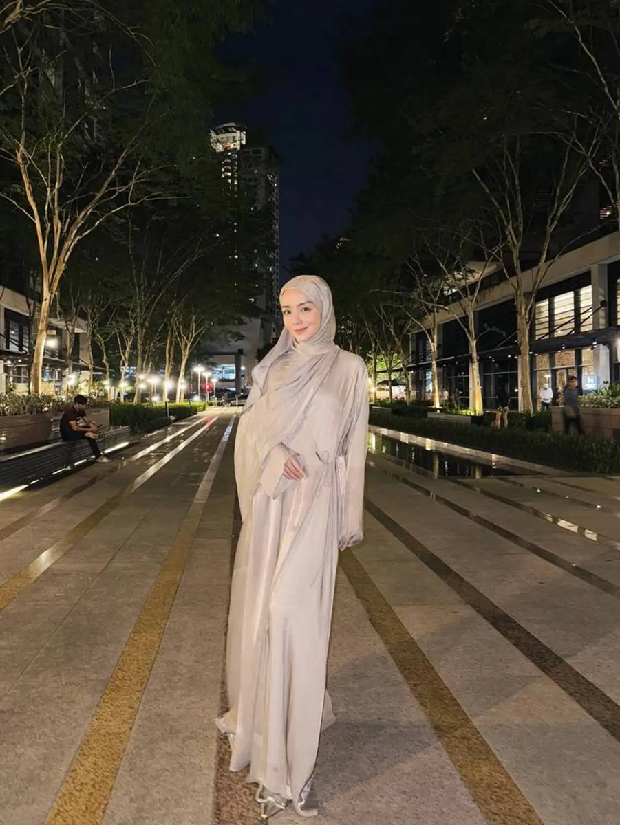 potret ide OOTD hijab pakai dress ala Mira Filzah (instagram.com/mfmirafilzah)