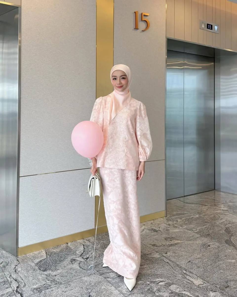 potret ide OOTD hijab yang feminin ala Mira Filzah (instagram.com/mfmirafilzah)