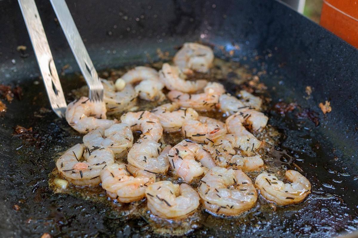 ilustrasi memasak udang